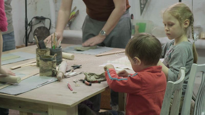 Hoofdklasse van kinderen in kleimodellering Keramische workshop