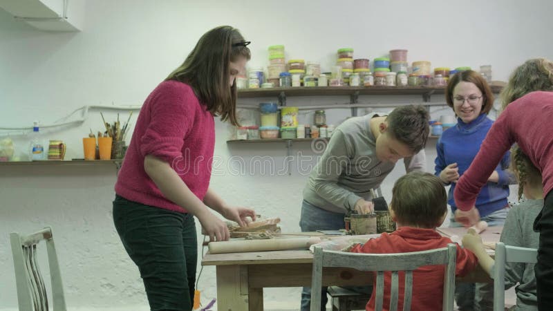 Hoofdklasse van kinderen in kleimodellering Keramische workshop