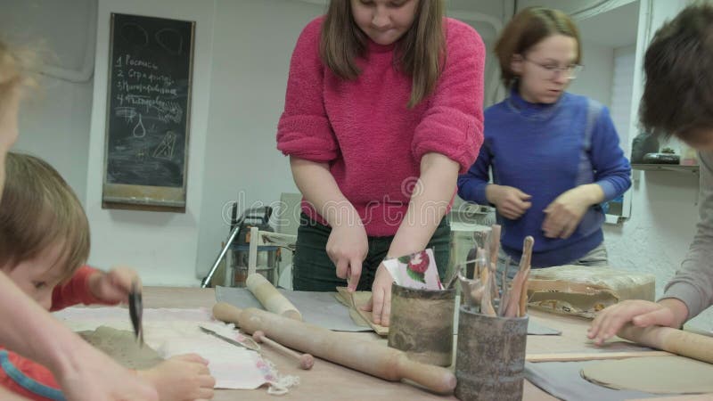 Hoofdklasse van kinderen in kleimodellering Keramische workshop