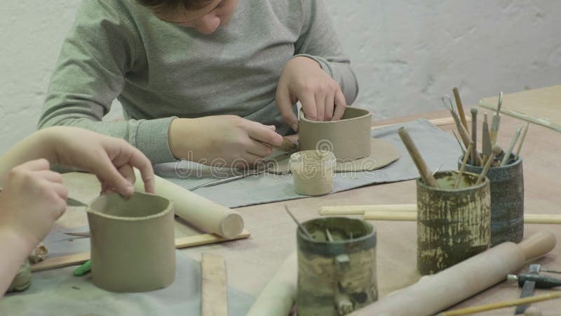 Hoofdklasse van kinderen in kleimodellering Keramische workshop