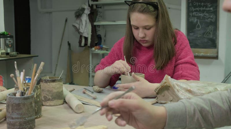 Hoofdklasse van kinderen in kleimodellering Keramische workshop