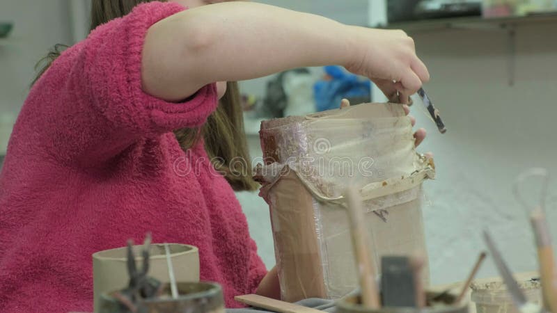 Hoofdklasse van kinderen in kleimodellering Keramische workshop