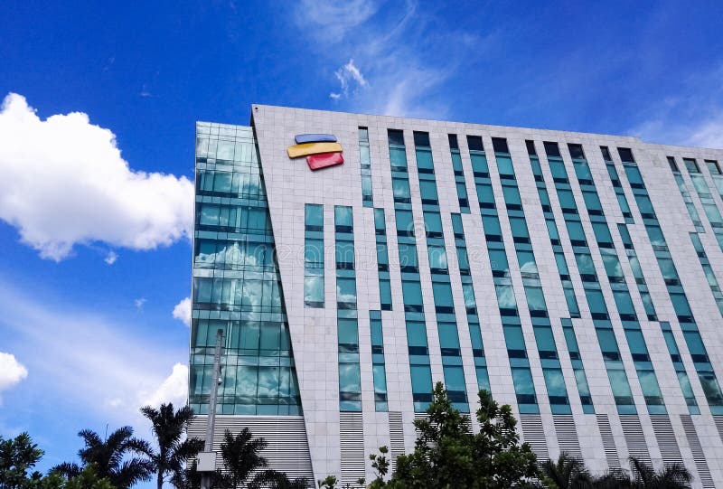 Hoofdkwartier van de Columbiaanse bank Bancolombia in Medellin met glasvoorgevel stock fotografie Hoofdkwartier van de Columbiaanse bank Bancolombia in Medellin met glasvoorgevel stock fotografie