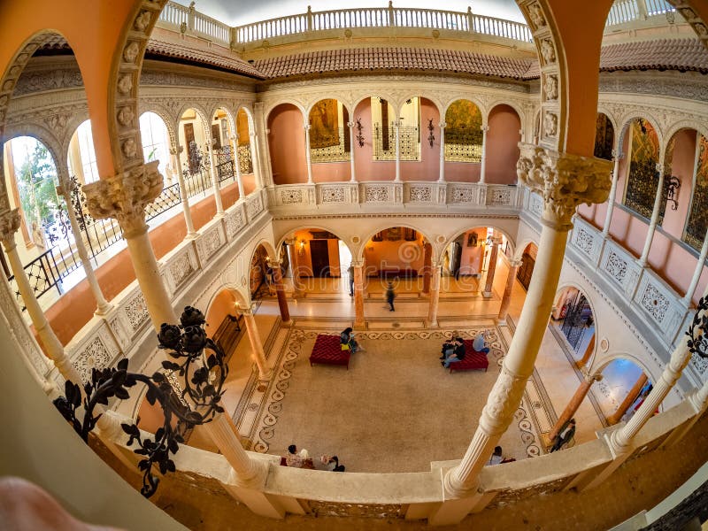 Hoofdontvangstzaal van de Koninklijke Rothschild-familie in Frankrijk royalty-vrije stock afbeeldingen Hoofdontvangstzaal van de Koninklijke Rothschild-familie in Frankrijk royalty-vrije stock afbeeldingen