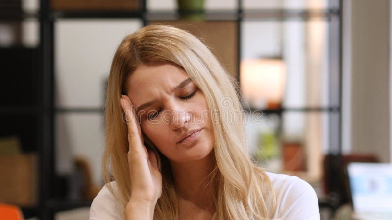 Hoofdpijn, Frustratie op het Werk, huis, meisje royalty-vrije stock afbeelding Hoofdpijn, Frustratie op het Werk, huis, meisje royalty-vrije stock afbeelding