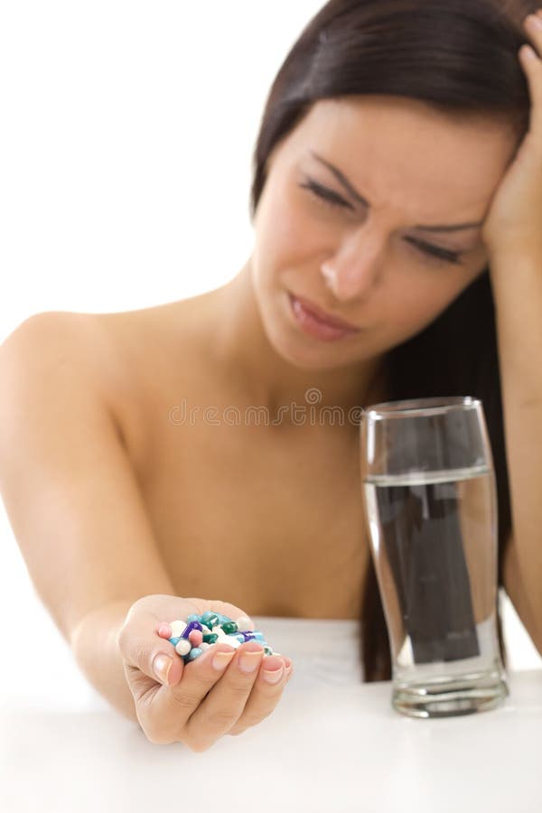 Hoofdpijnmeisje met in hand pillen stock afbeelding Hoofdpijnmeisje met in hand pillen stock afbeelding