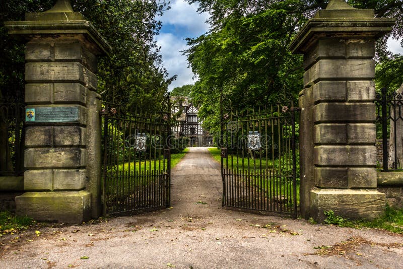 Hoofdpoorten aan een herenhuis in de afstand royalty-vrije stock foto's Hoofdpoorten aan een herenhuis in de afstand royalty-vrije stock foto's