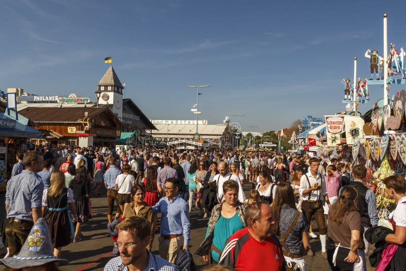 Hoofdstraat in Oktoberfest in München, Duitsland, 2016 royalty-vrije stock foto Hoofdstraat in Oktoberfest in München, Duitsland, 2016 royalty-vrije stock foto