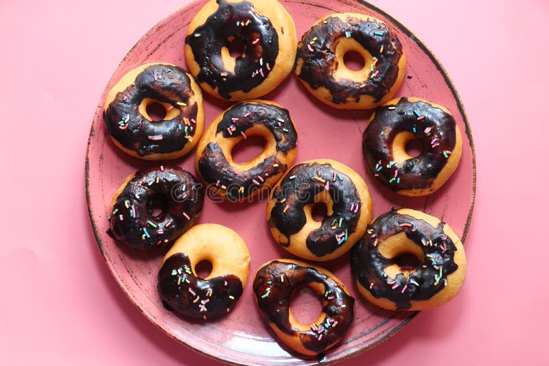 Hoogengel : chocoladedonuts op bord stock afbeeldingen