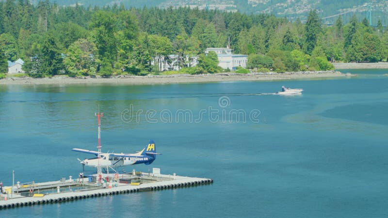 Hooghoek van een zeehaven in het centrum van vancouver - seizoenskapoenen en de achtergrond van de resort view