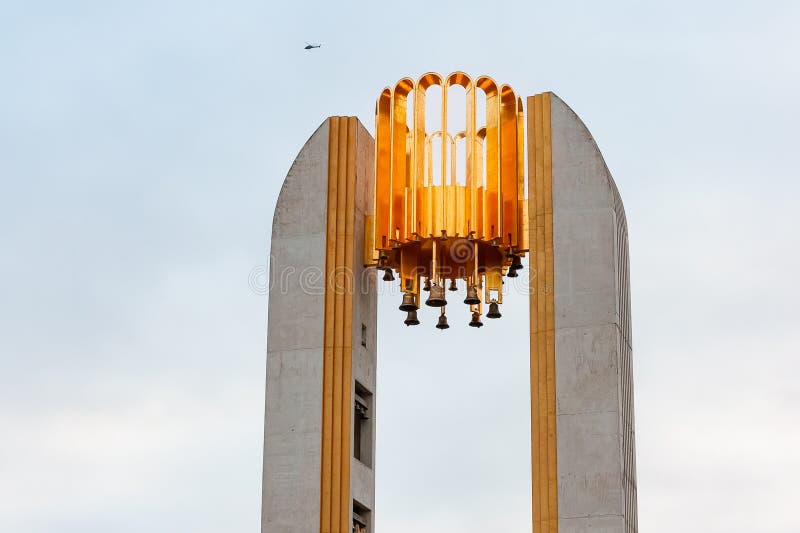 Hoogste deel van de carillon met de klokketoren op de Jachtbrug van Krestovsky-Eiland in St. Petersburg tegen de achtergrond stock afbeeldingen Hoogste deel van de carillon met de klokketoren op de Jachtbrug van Krestovsky-Eiland in St. Petersburg tegen de achtergrond stock afbeeldingen