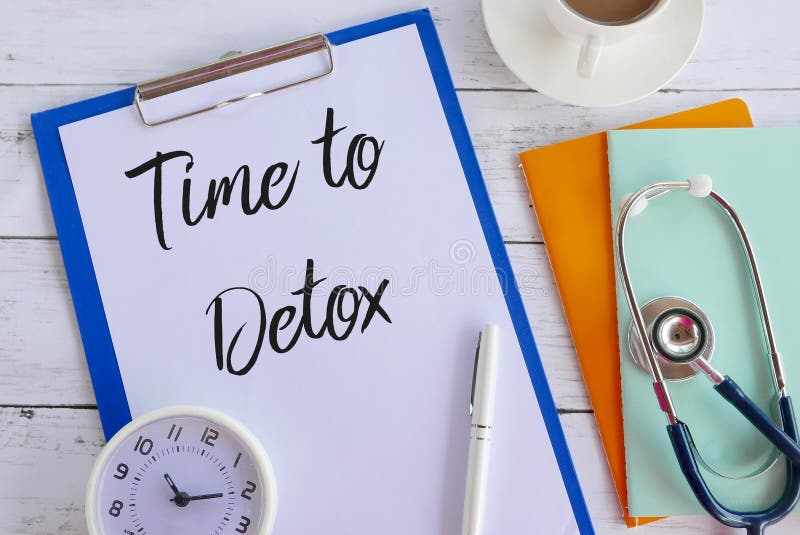 Hoogste die mening van koffie, boeken, stethoscoop, klok, klembord en document met Tijd aan Detox wordt geschreven stock foto Hoogste die mening van koffie, boeken, stethoscoop, klok, klembord en document met Tijd aan Detox wordt geschreven stock foto