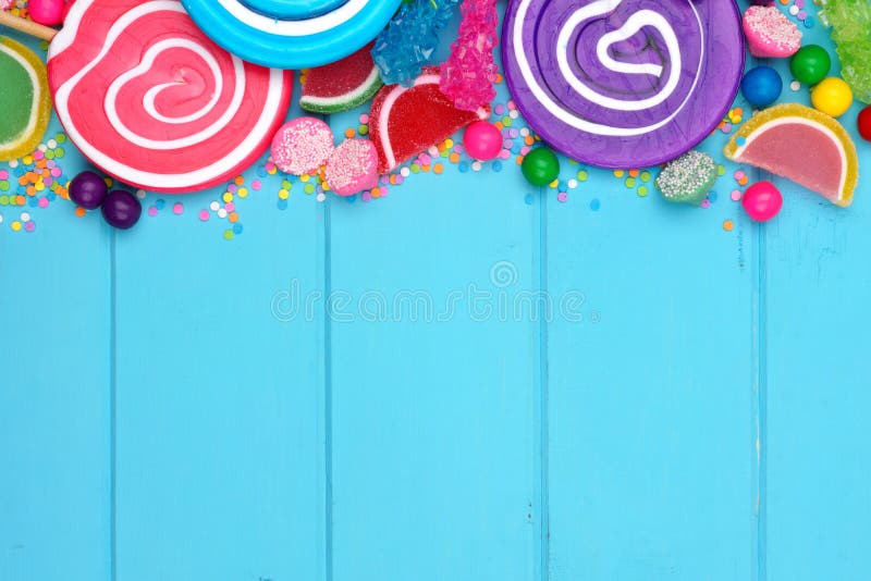 Hoogste grens van kleurrijk geassorteerd suikergoed tegen blauw hout