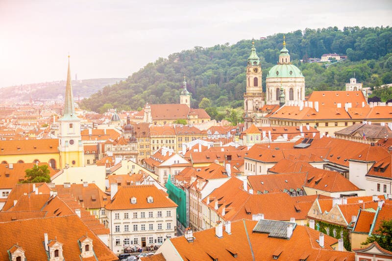 Hoogste mening aan rode dakenhorizon van de stad van Praag, Tsjechische Republiek stock fotografie Hoogste mening aan rode dakenhorizon van de stad van Praag, Tsjechische Republiek stock fotografie