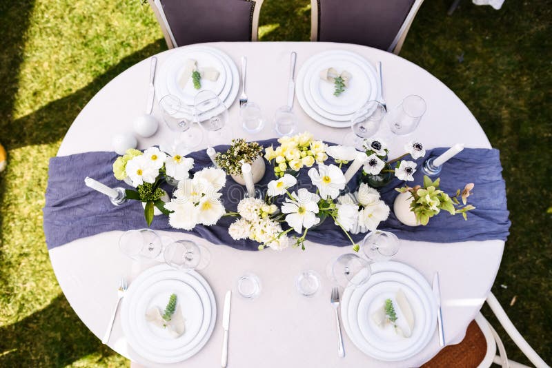 Hoogste mening die van lijst met witte en groene bloemen plaatsen royalty-vrije stock foto's Hoogste mening die van lijst met witte en groene bloemen plaatsen royalty-vrije stock foto's