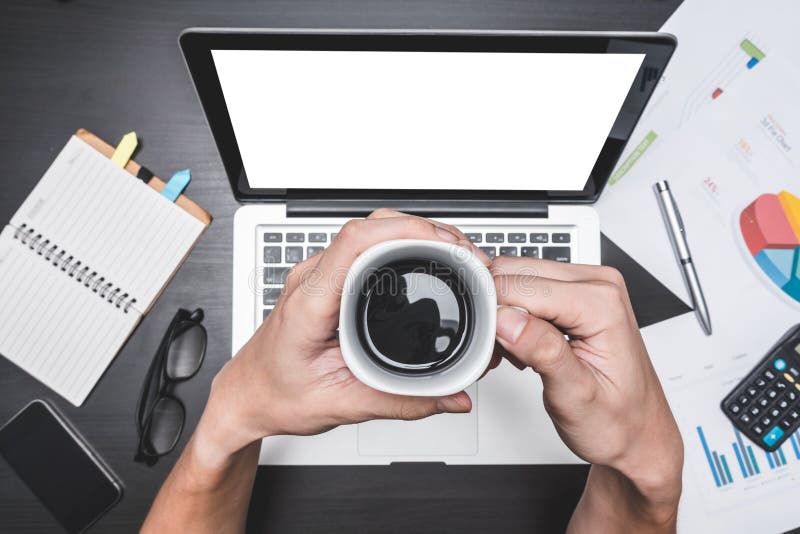 Hoogste mening die van werkplaats met Laptop en document, Mannelijke handen een kop van koffie, Concepten voor bedrijfsanalyse ho royalty-vrije stock afbeelding Hoogste mening die van werkplaats met Laptop en document, Mannelijke handen een kop van koffie, Concepten voor bedrijfsanalyse ho royalty-vrije stock afbeelding