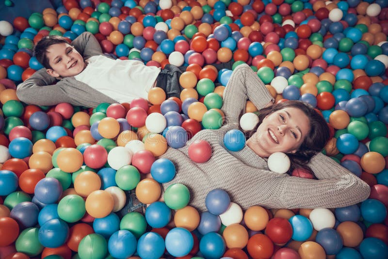 Hoogste mening Gelukkige mamma en zoon in pool met ballen stock afbeeldingen Hoogste mening Gelukkige mamma en zoon in pool met ballen stock afbeeldingen