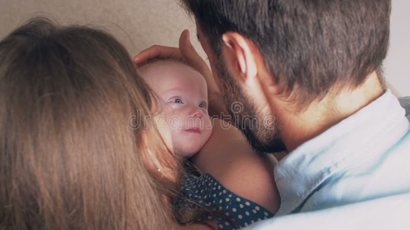 Hoogste mening Mooie gelukkige jonge oudersglimlach aan hun kostbare pasgeboren zoon 4K stock foto's Hoogste mening Mooie gelukkige jonge oudersglimlach aan hun kostbare pasgeboren zoon 4K stock foto's