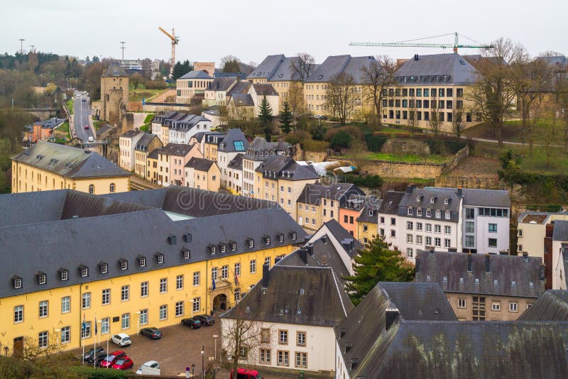 Hoogste mening namens oude stad van de Stad van Luxemburg, Unesco-Werelderfenis De Stad van Luxemburg, Luxemburg - April 3 2016 stock foto's Hoogste mening namens oude stad van de Stad van Luxemburg, Unesco-Werelderfenis De Stad van Luxemburg, Luxemburg - April 3 2016 stock foto's
