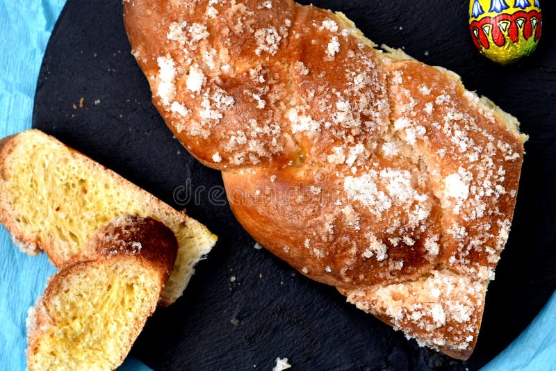 Hoogste mening van brood van zoet geel brood met bruine korst en witte suikerdeklaag royalty-vrije stock fotografie Hoogste mening van brood van zoet geel brood met bruine korst en witte suikerdeklaag royalty-vrije stock fotografie