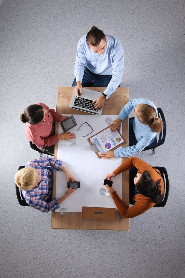 Hoogste mening van commercieel team die nieuwe idee?n bespreken stock foto Hoogste mening van commercieel team die nieuwe idee?n bespreken stock foto