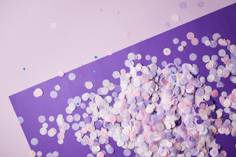 hoogste mening van confettienstukken op violette en donkere violette oppervlakte royalty-vrije stock afbeeldingen hoogste mening van confettienstukken op violette en donkere violette oppervlakte royalty-vrije stock afbeeldingen