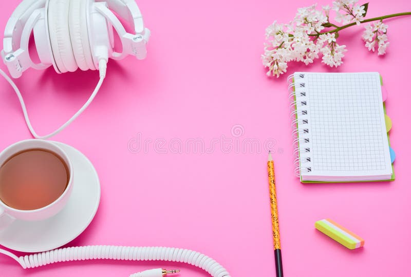 Hoogste mening van de lijst van een tienerkind, de samenstelling van het van de de gombloem van het potloodnotitieboekje de drank stock fotografie Hoogste mening van de lijst van een tienerkind, de samenstelling van het van de de gombloem van het potloodnotitieboekje de drank stock fotografie