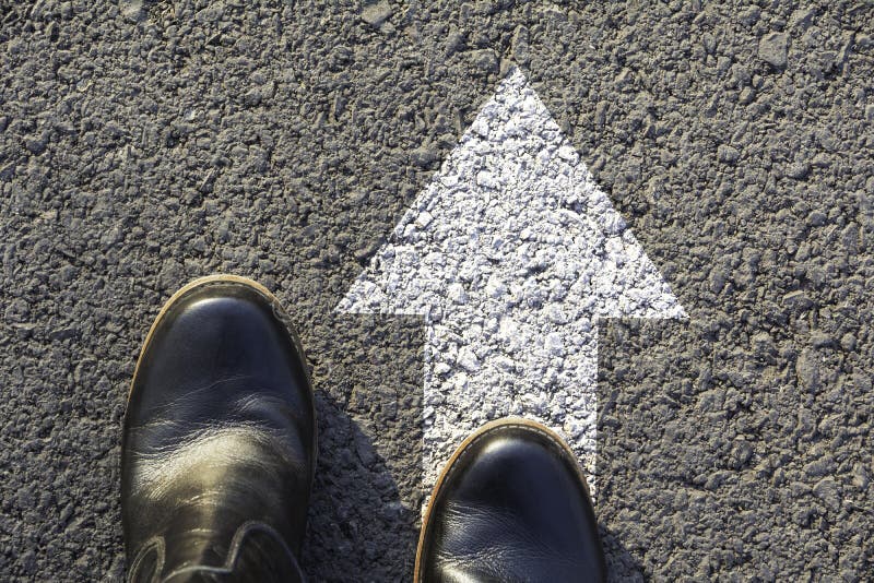 Hoogste mening van de mens die zwarte schoenen dragen die een manier duidelijk met witte pijlen kiezen Kiest het juiste wegconcep stock foto's Hoogste mening van de mens die zwarte schoenen dragen die een manier duidelijk met witte pijlen kiezen Kiest het juiste wegconcep stock foto's