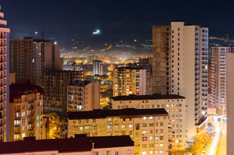 Hoogste mening van de nachtstraat van de stad van het slaapgebied van Batumi met high-rise gebouwen, licht van huisvensters stock afbeeldingen Hoogste mening van de nachtstraat van de stad van het slaapgebied van Batumi met high-rise gebouwen, licht van huisvensters stock afbeeldingen