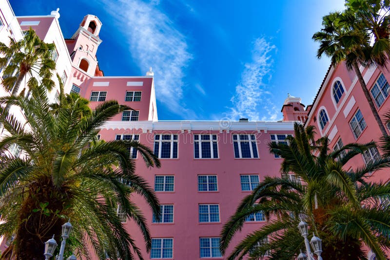 Hoogste mening van Don Cesar Hotel en de palmenbomen Het Legendarische Roze Paleis van St Pete Beach 1 royalty-vrije stock foto's Hoogste mening van Don Cesar Hotel en de palmenbomen Het Legendarische Roze Paleis van St Pete Beach 1 royalty-vrije stock foto's