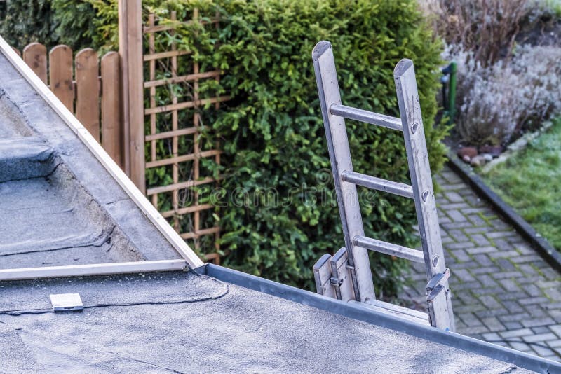 Hoogste mening van een zilveren aluminiumladder die tegen de muur van het huis leunen stock foto's Hoogste mening van een zilveren aluminiumladder die tegen de muur van het huis leunen stock foto's