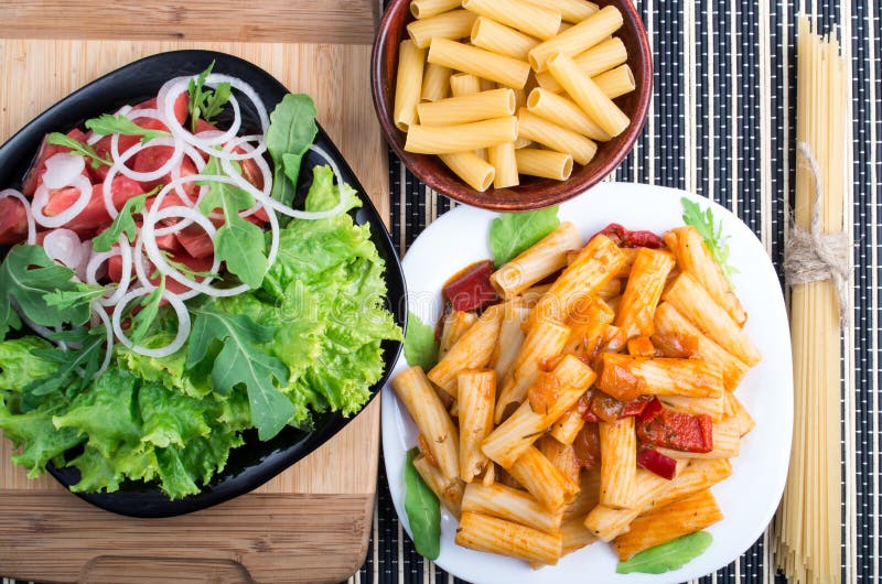 Hoogste mening van gekookte rigatonideegwaren en verse salade stock afbeeldingen Hoogste mening van gekookte rigatonideegwaren en verse salade stock afbeeldingen