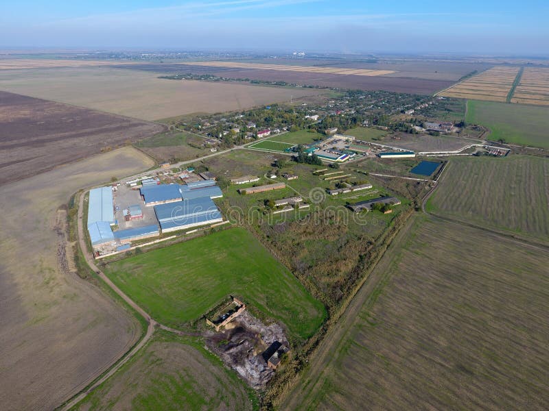 Hoogste mening van het dorp Men kan de daken van de huizen en de tuinen zien Hoogste mening van het dorp met huizen en hangaars v stock fotografie Hoogste mening van het dorp Men kan de daken van de huizen en de tuinen zien Hoogste mening van het dorp met huizen en hangaars v stock fotografie