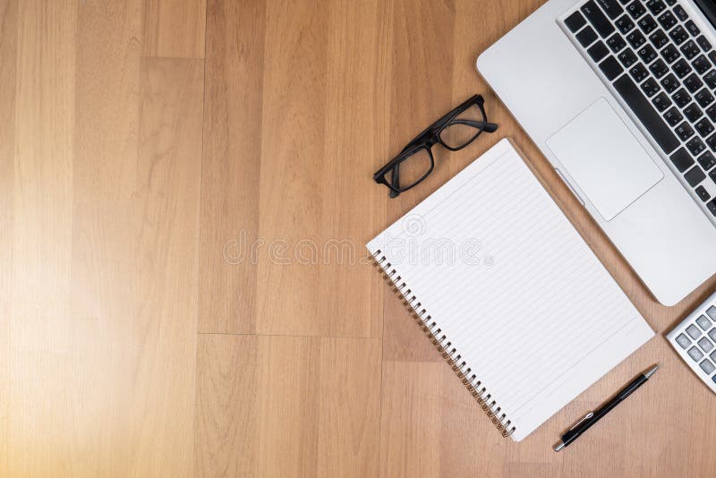 Hoogste mening van het exemplaarruimte van de bureaudesktop, laptop computer royalty-vrije stock fotografie Hoogste mening van het exemplaarruimte van de bureaudesktop, laptop computer royalty-vrije stock fotografie