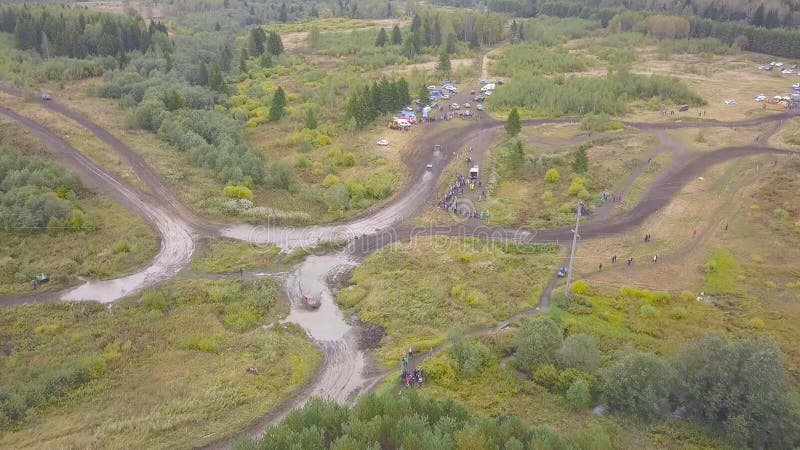 Hoogste mening van het off-road rennen met SUVs klem Weergeven van eindigen SUV die in bos tegen menigten van ventilators rennen royalty-vrije stock foto Hoogste mening van het off-road rennen met SUVs klem Weergeven van eindigen SUV die in bos tegen menigten van ventilators rennen royalty-vrije stock foto