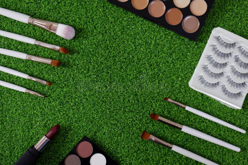 Hoogste mening van het schoonheidsmiddel van vrouwen op groene achtergrond royalty-vrije stock foto Hoogste mening van het schoonheidsmiddel van vrouwen op groene achtergrond royalty-vrije stock foto