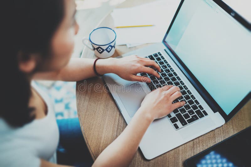 Hoogste mening van jonge Aziatische vrouw die aan laptop werken terwijl thuis het doorbrengen van tijd Concepten het jonge modern royalty-vrije stock afbeeldingen Hoogste mening van jonge Aziatische vrouw die aan laptop werken terwijl thuis het doorbrengen van tijd Concepten het jonge modern royalty-vrije stock afbeeldingen