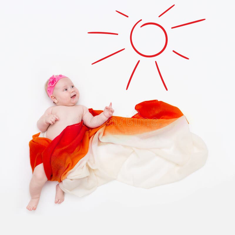 Hoogste mening van leuke die zuigelingsbaby in een oranje sjaal wordt verpakt die aan de geschilderde zon richten stock afbeeldingen Hoogste mening van leuke die zuigelingsbaby in een oranje sjaal wordt verpakt die aan de geschilderde zon richten stock afbeeldingen