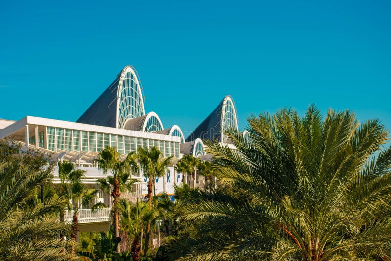 Hoogste mening van Orlando Convention Center en palmenbomen bij Internationaal Aandrijvingsgebied stock afbeelding Hoogste mening van Orlando Convention Center en palmenbomen bij Internationaal Aandrijvingsgebied stock afbeelding