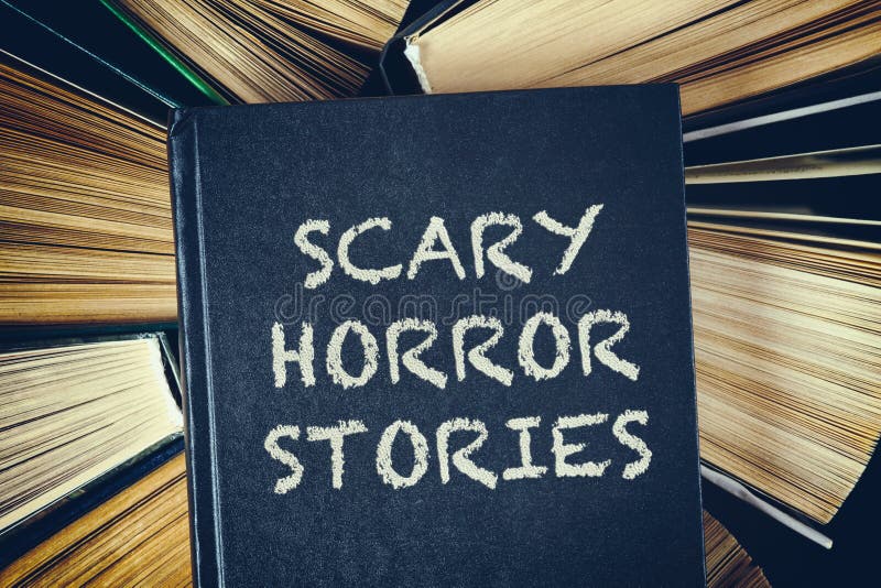 Hoogste mening van oude hardcoverboeken met het Enge boek o van Verschrikkingsverhalen stock afbeelding Hoogste mening van oude hardcoverboeken met het Enge boek o van Verschrikkingsverhalen stock afbeelding