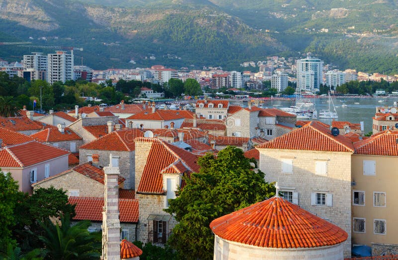 Hoogste mening van Oude Stad, Budva, Montenegro royalty-vrije stock foto Hoogste mening van Oude Stad, Budva, Montenegro royalty-vrije stock foto