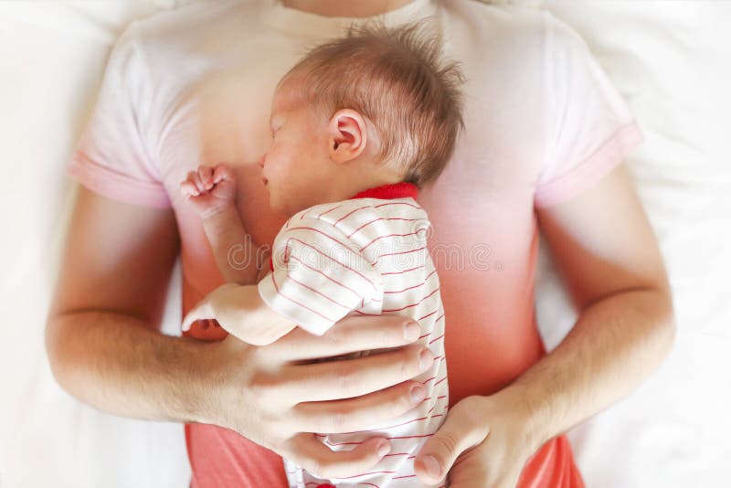 Hoogste mening van vaderslaap op bed met pasgeboren babydochter royalty-vrije stock foto Hoogste mening van vaderslaap op bed met pasgeboren babydochter royalty-vrije stock foto