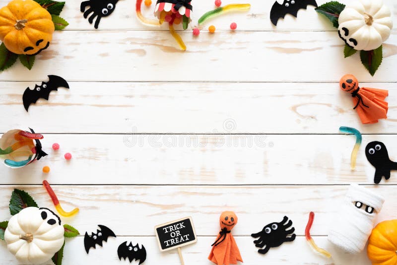 Hoogste mening van witte en gele spookpompoenen met knuppelspin op witte houten achtergrond stock foto Hoogste mening van witte en gele spookpompoenen met knuppelspin op witte houten achtergrond stock foto