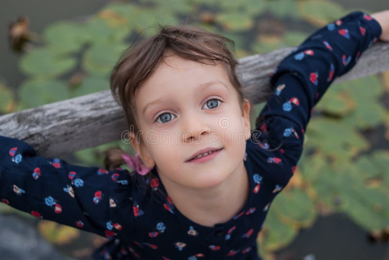 Hoogste meningsportret van klein een vier-jaren oud meisje met mooie blauwe ogen royalty-vrije stock foto Hoogste meningsportret van klein een vier-jaren oud meisje met mooie blauwe ogen royalty-vrije stock foto