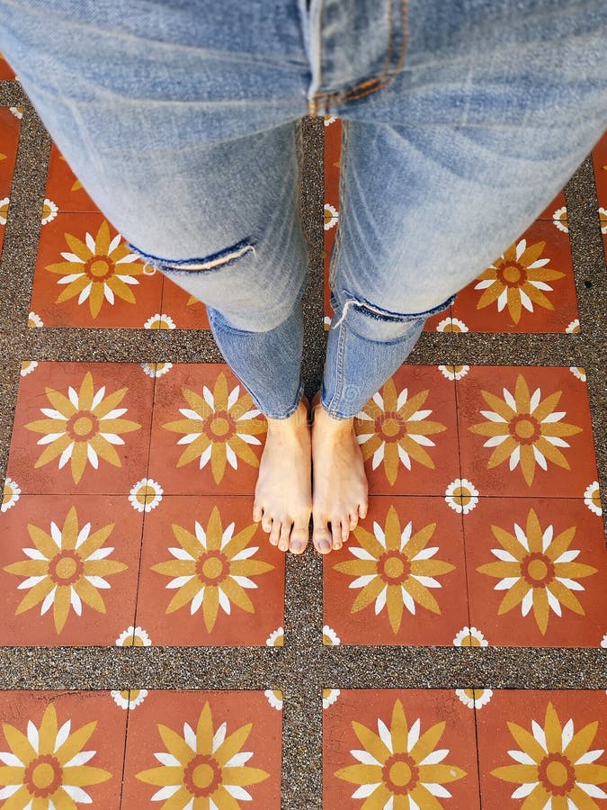 Hoogste Weergeven Selfie van Naakte Voeten op de Vloer van de Bloemtegel De Jeans en de Voeten van de vrouwenslijtage op Art Copy royalty-vrije stock fotografie Hoogste Weergeven Selfie van Naakte Voeten op de Vloer van de Bloemtegel De Jeans en de Voeten van de vrouwenslijtage op Art Copy royalty-vrije stock fotografie