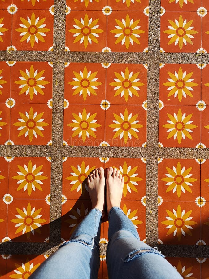 Hoogste Weergeven Selfie van Naakte Voeten op de Vloer van de Bloemtegel De Jeans en de Voeten van de vrouwenslijtage op Art Copy stock foto Hoogste Weergeven Selfie van Naakte Voeten op de Vloer van de Bloemtegel De Jeans en de Voeten van de vrouwenslijtage op Art Copy stock foto