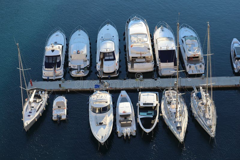 Hoogste Weergeven van Luxueuze Varende die Jachten en Boten in de Haven van Fontvieille in Monaco worden vastgelegd stock foto Hoogste Weergeven van Luxueuze Varende die Jachten en Boten in de Haven van Fontvieille in Monaco worden vastgelegd stock foto
