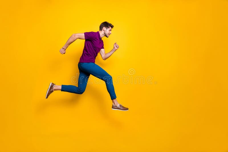 Hoogtepunt lengte lichaamsgrootte zijprofielfoto van snel handbediende man met blauwe broek broek broek schoeisel met springende