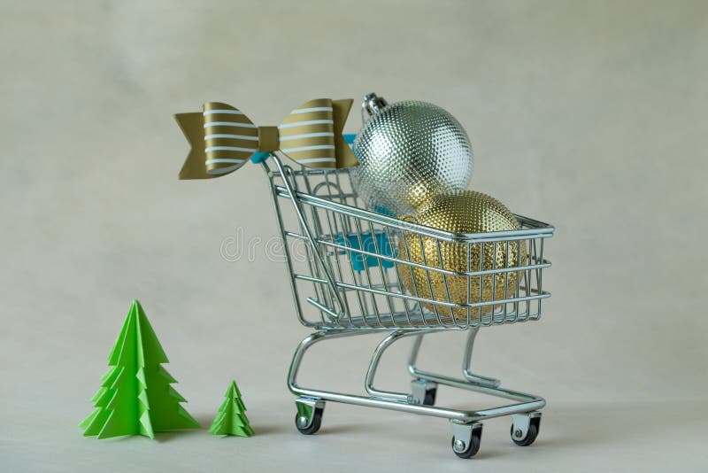 Hoogtepunt van de ballen van de Kerstmisdecoratie in miniatuur boodschappenwagentje royalty-vrije stock afbeelding Hoogtepunt van de ballen van de Kerstmisdecoratie in miniatuur boodschappenwagentje royalty-vrije stock afbeelding