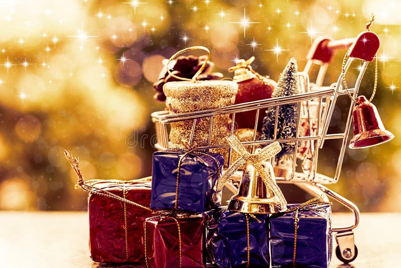 Hoogtepunt van Kerstmis decoratieve punten in miniboodschappenwagentje of karretje royalty-vrije stock foto's Hoogtepunt van Kerstmis decoratieve punten in miniboodschappenwagentje of karretje royalty-vrije stock foto's